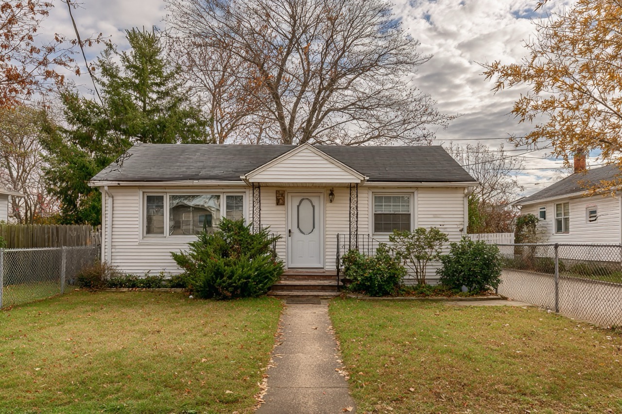 House with lien for sale in Long Island NY suburban neighborhood